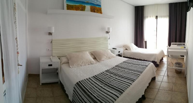 Double Room with Extra Bed and Sea View image 1