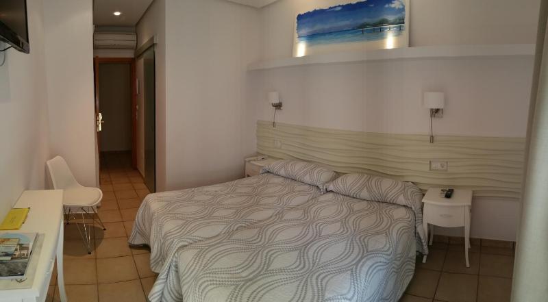 Twin Room image 3