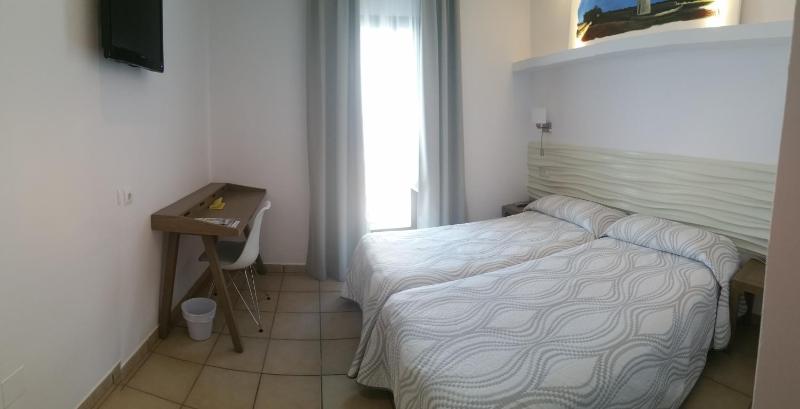 Superior Twin Room with Sea View image 3