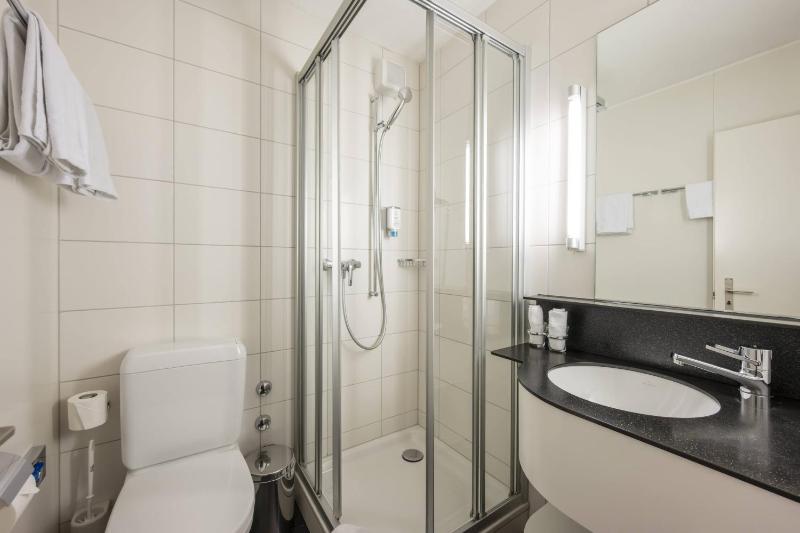 Triple Room with Balcony image 2