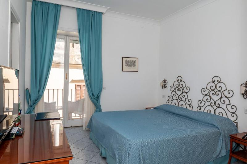 Standard Double or Twin Room image 4