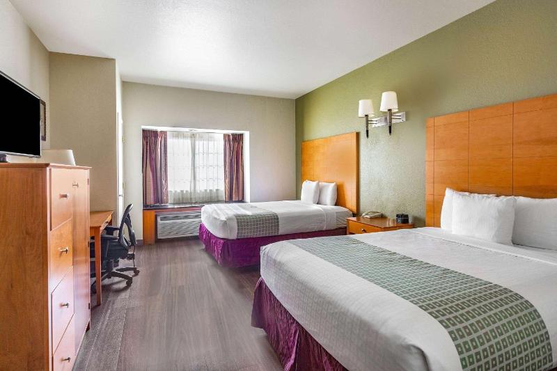 Deluxe Queen Room with Two Queen Beds, Mobility/Hearing Impaired Access and Roll-In Shower - Non-Smoking image 1