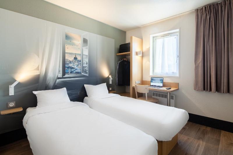 Twin Room image 3