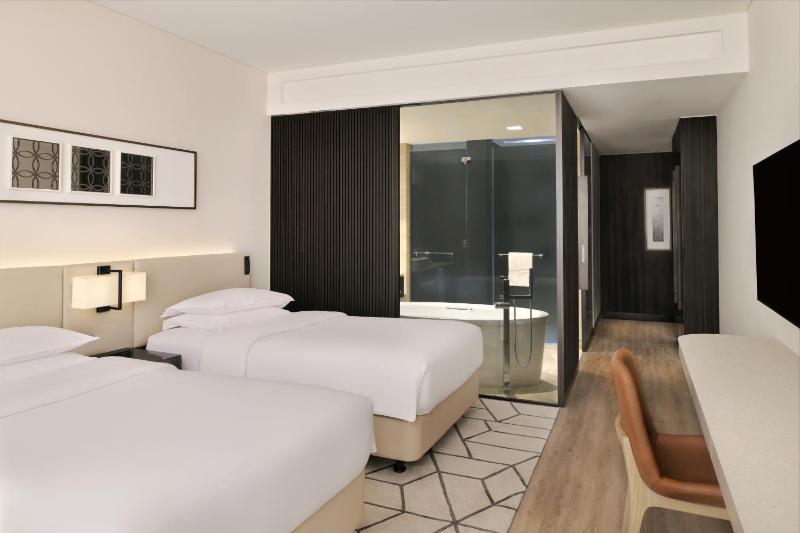 Twin Room with Club Lounge Access image 4