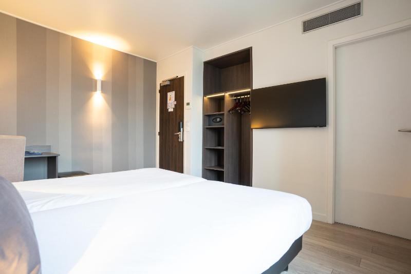 Superior Twin Room image 4