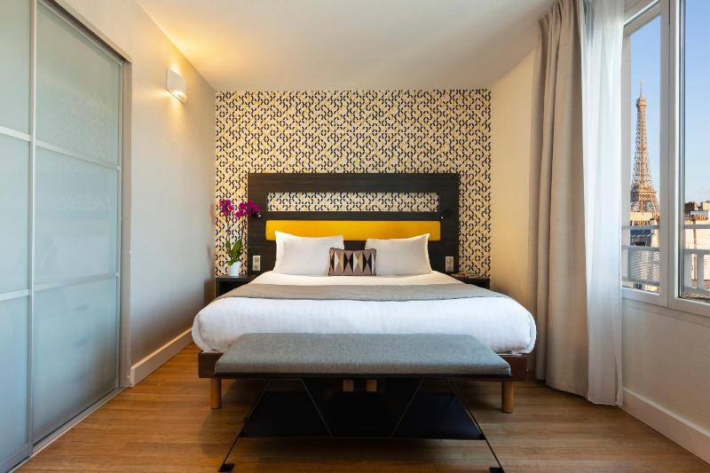 Studio with Eiffel Tower View image 3