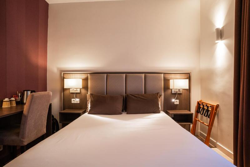 Standard Double Room image 3