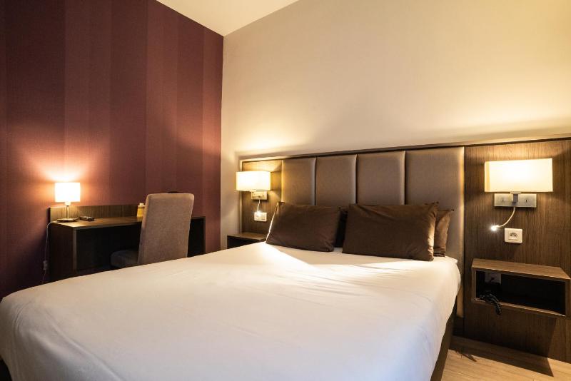 Standard Double Room image 4
