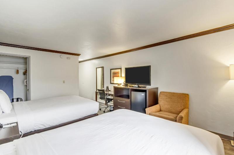 Queen Room with Two Queen Beds - Non-Smoking image 4