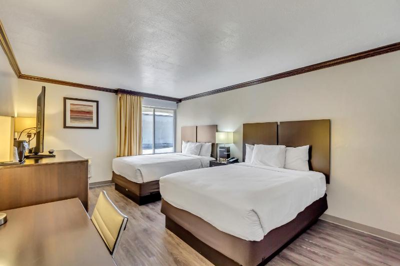 Queen Room with Two Queen Beds - Non-Smoking image 2