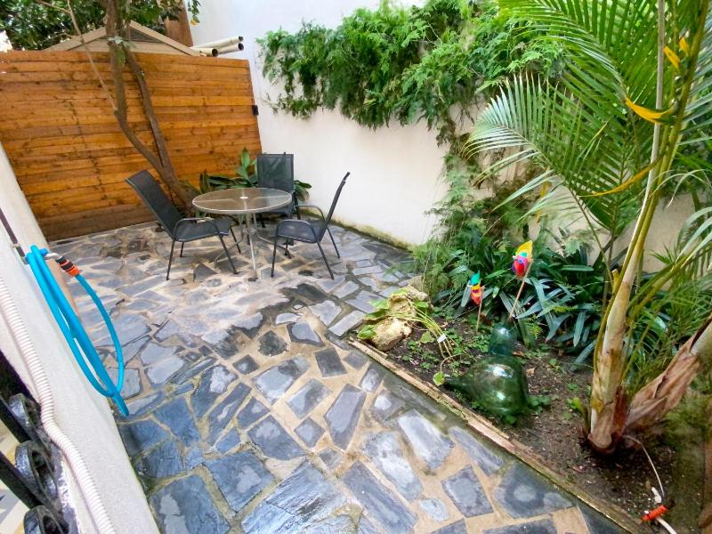 One-Bedroom Apartment with Garden View image 2