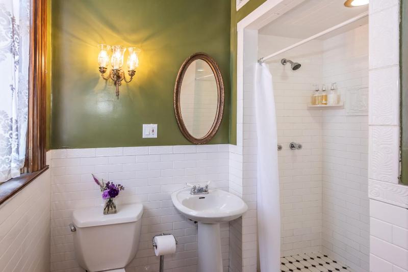 Deluxe Queen Room image 2