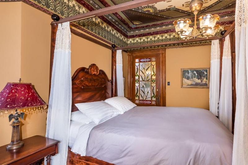 Deluxe Queen Room image 3