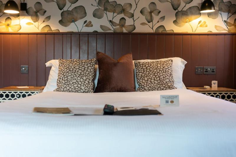 Classic Double Room image 3