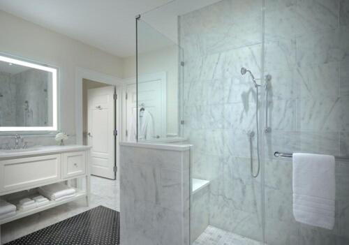 Deluxe King Room image 4