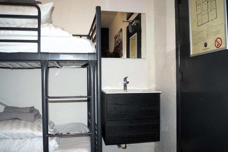 Group Room with Shared Bathroom image 3