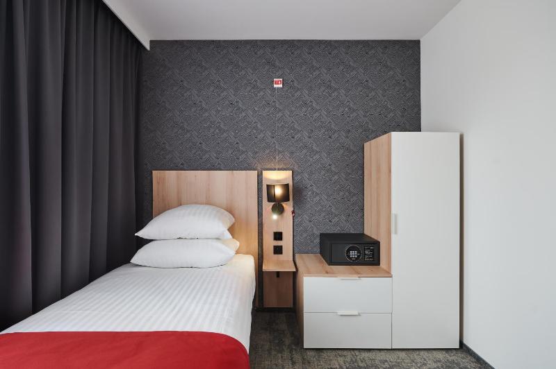 Standard Single Room with Walk-In Shower - Disabilty Access image 4