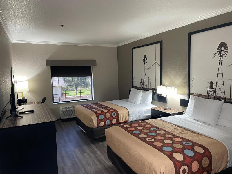 Queen Room with Two Queen Beds - Non-Smoking image 3