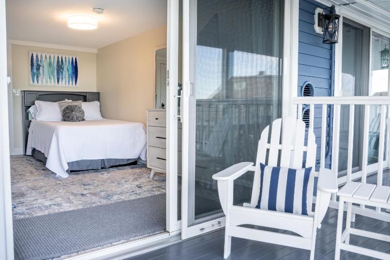 Double Room with Balcony and Sea View image 2