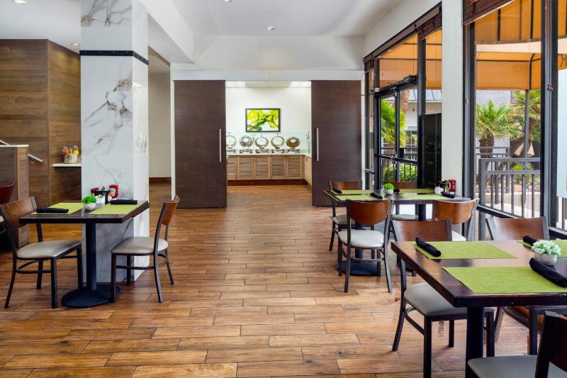 Holiday Inn and Suites Phoenix Airport North By IHG - image 36