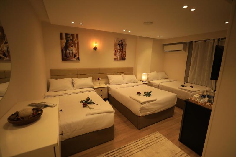 Luxury Triple Room with Pyramids view image 4