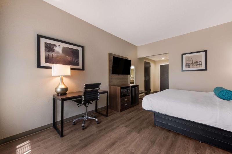 King Room with Bath Tub - Mobility Accessible/Non-Smoking image 4