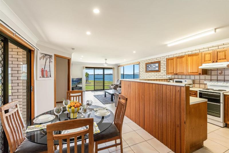 Peninsula Court Unit 1 - Waterfront Holiday Apartment with Pool & River Views - Holiday Yamba - image 6