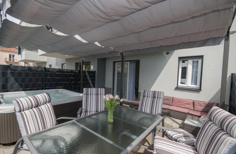 Apartments with hot tub Trogir - 22015 - image 11