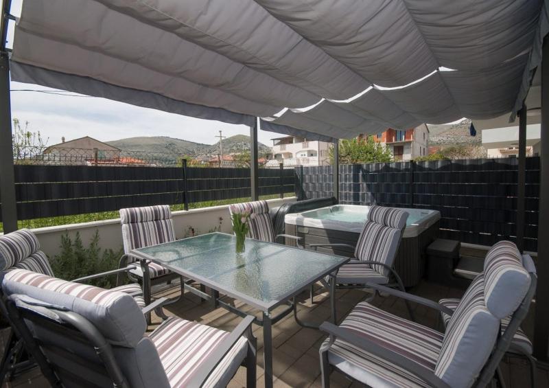 Apartments with hot tub Trogir - 22015 - image 5