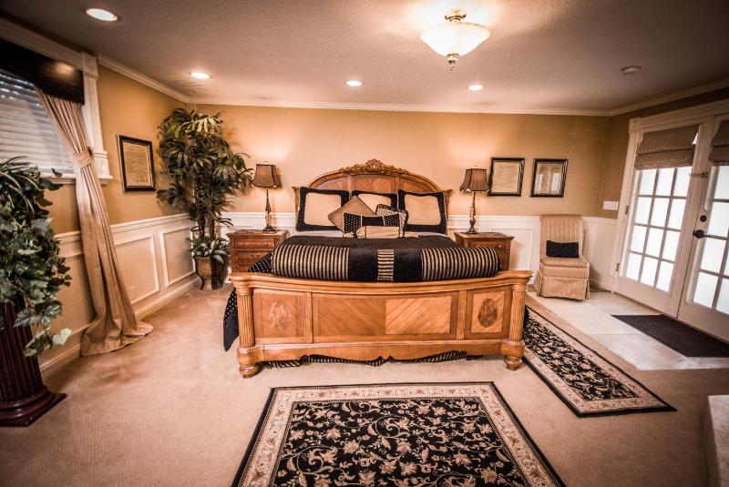 Deluxe Double Room with Bath image 4