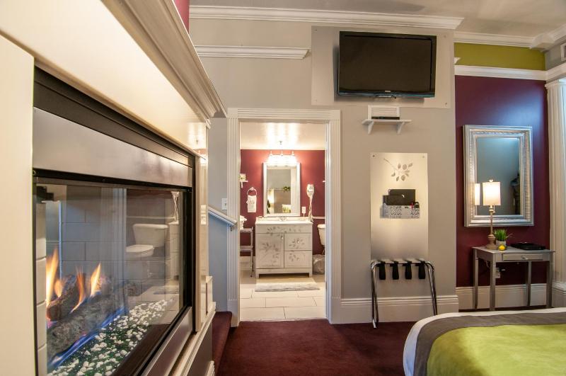 Deluxe Double Room with Sea View image 3