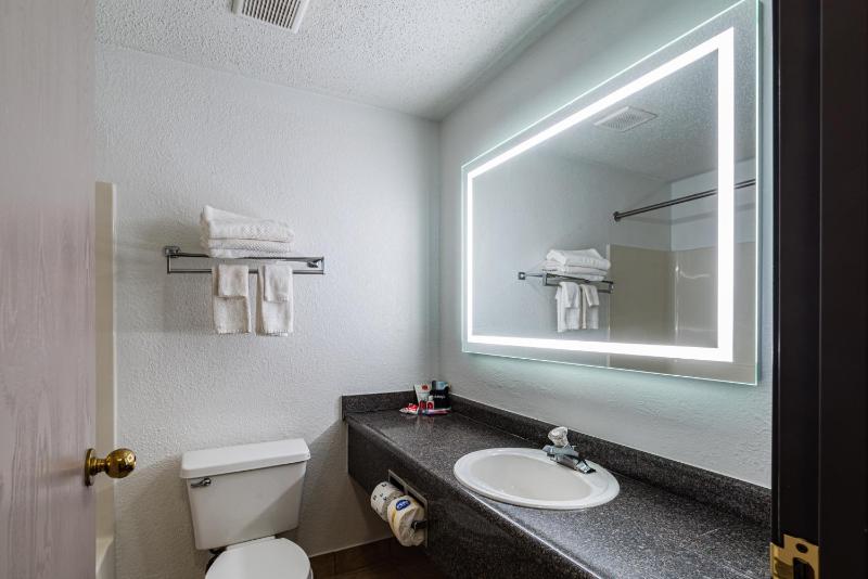King Room - Non-Smoking image 4