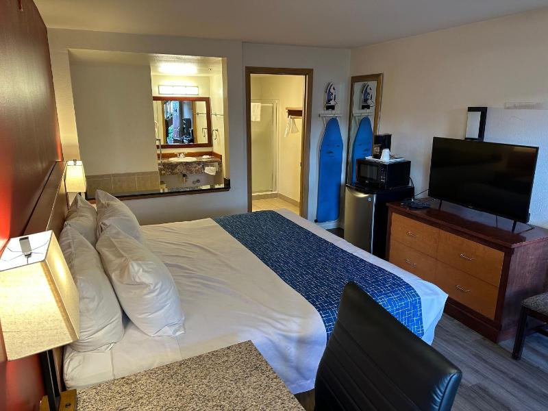 King Suite with Whirlpool - Non smoking image 3