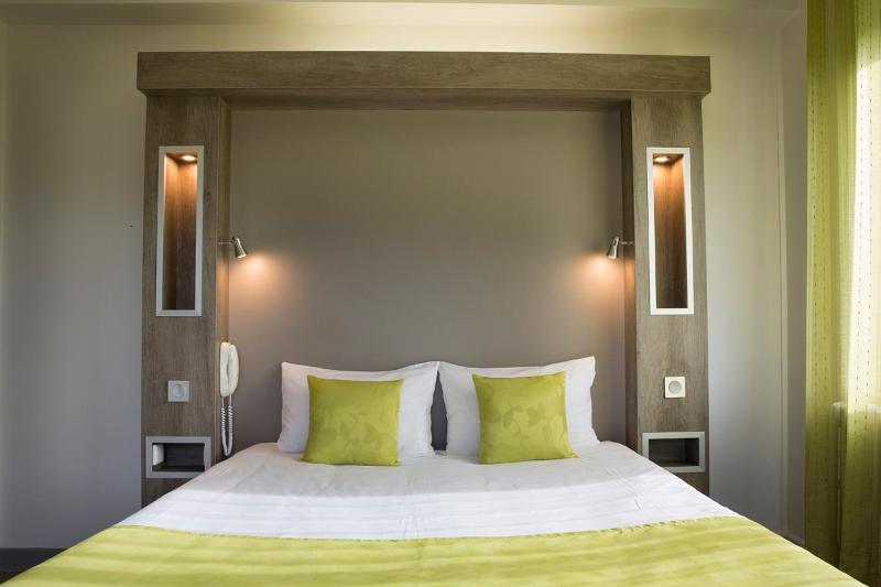 Superior Double Room with Balcony image 4