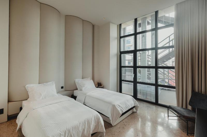 Superior King Room image 2