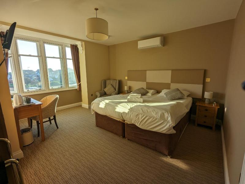 Super King/twin Deluxe Room image 3