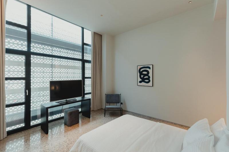 Deluxe King Room image 4