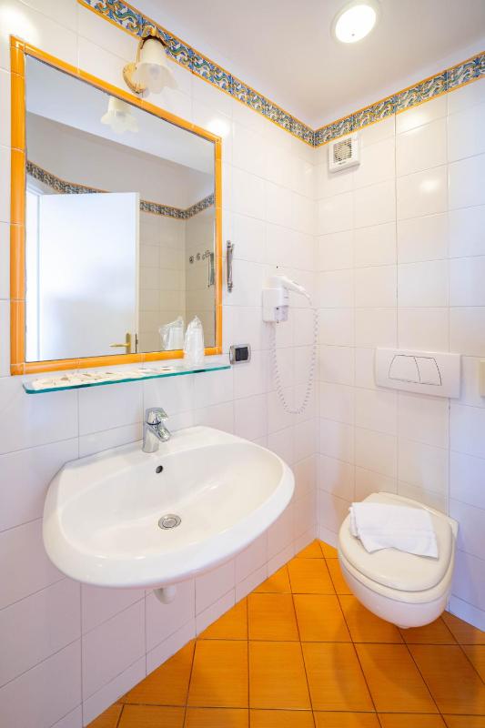 Deluxe Triple Room with Sea View image 3