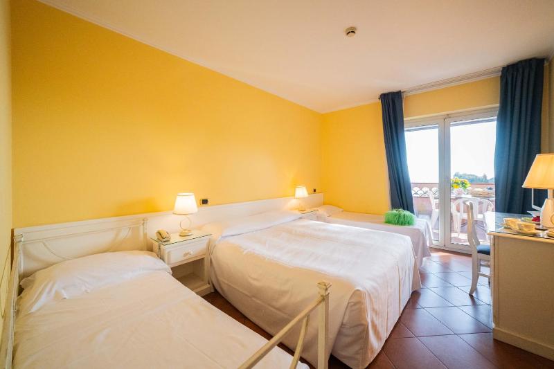 Quadruple Room with Sea View image 1