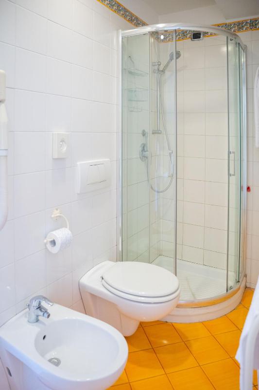 Quadruple Room with Sea View image 2