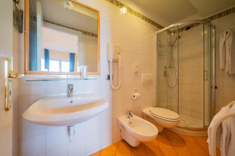 Deluxe Double Room with Balcony and Sea View image 1