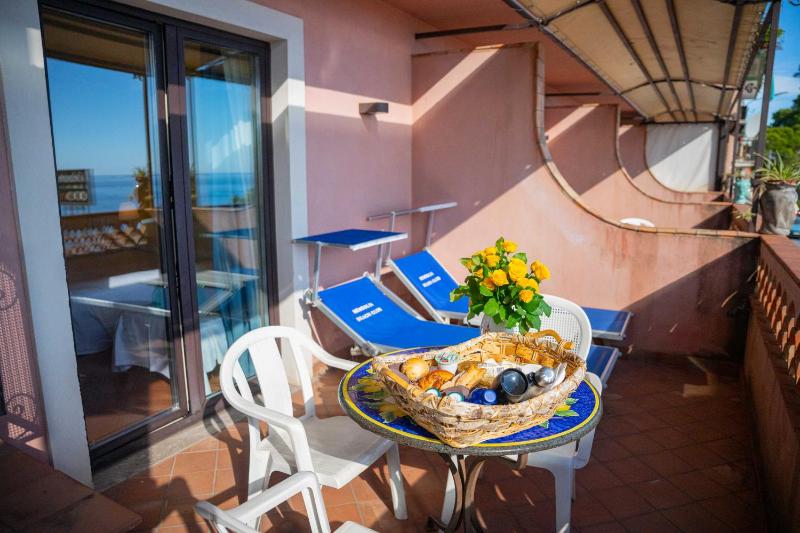 Quadruple Room with Sea View image 4