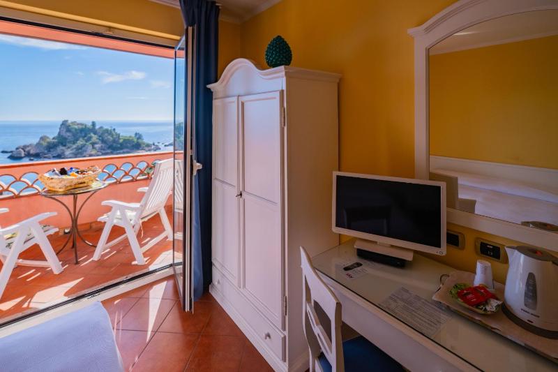 Deluxe Double Room with Balcony and Sea View image 4