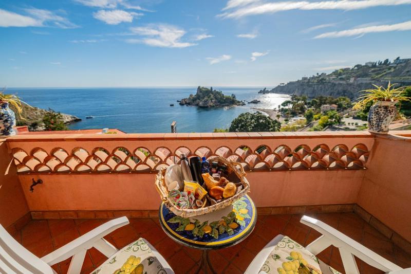 Deluxe Double Room with Balcony and Sea View image 3
