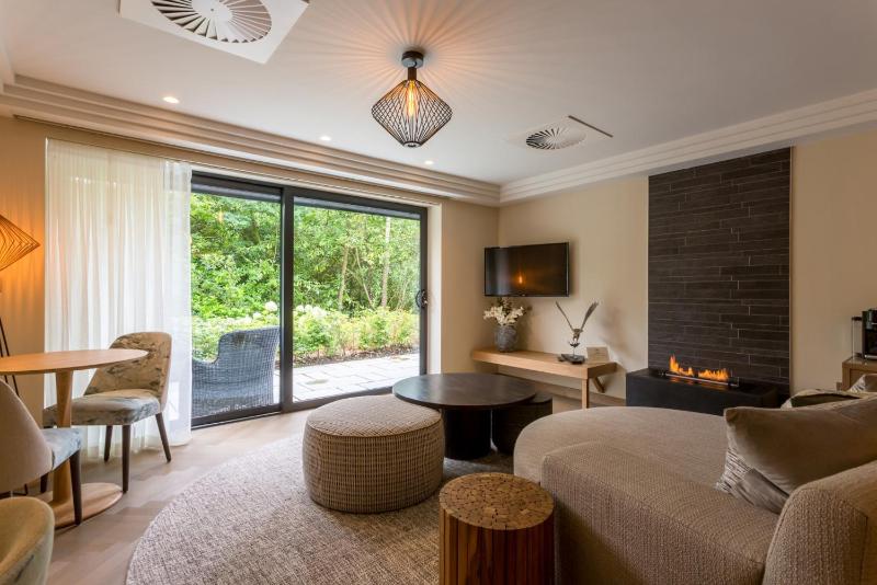 Woodland View External Lakeside Suite with Hot Tub image 4