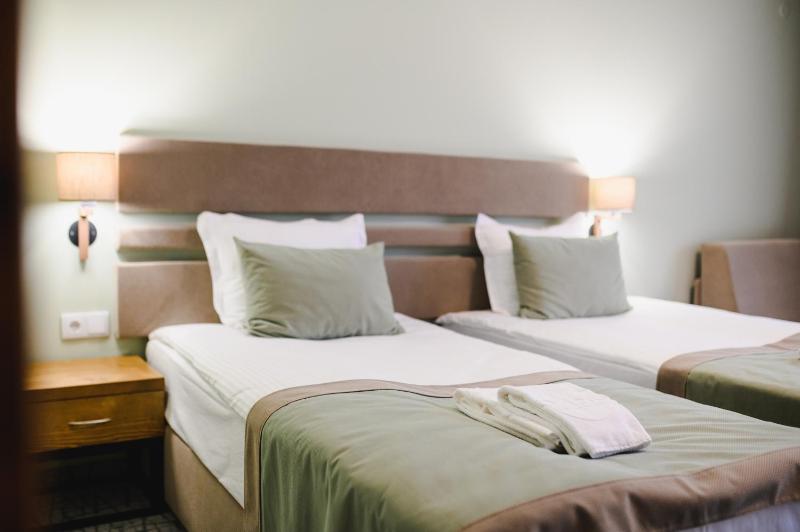 Twin Room image 3