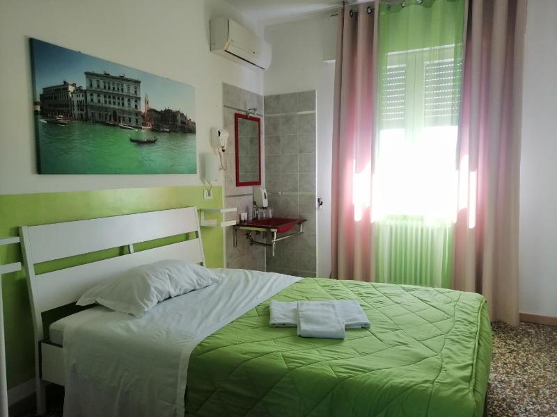 Economy Double Room with Shared Bathroom image 4