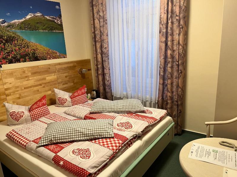 Small Double Room - railroad side image 1