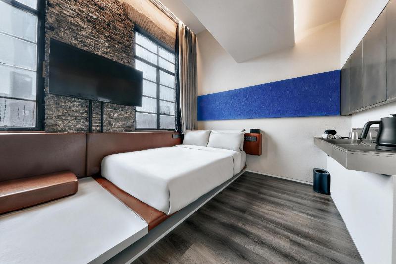 Double Room with City View image 1