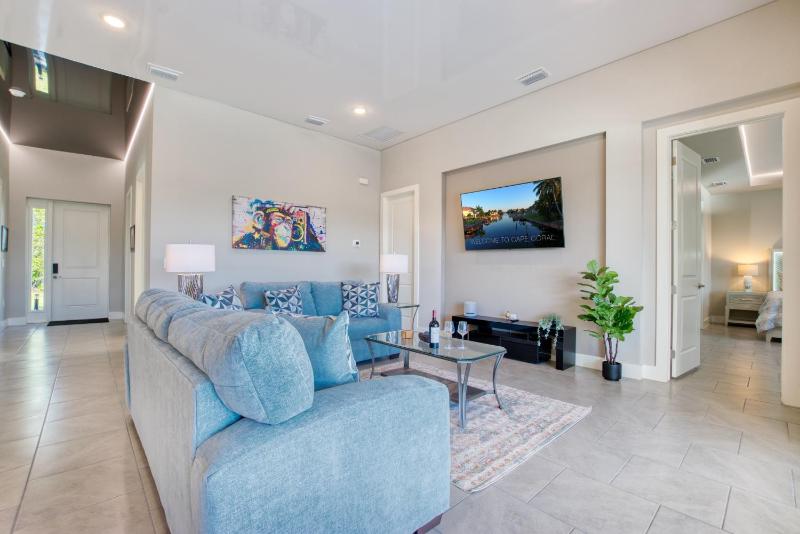 VILLA MODERN TIMES - 4 BEDS - 2 BATHS - 8 GUESTS - WATERVIEW & POOL - INCL. 10% OFF BOAT RENTAL - image 2
